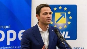 Știri de azi | Robert Sighirtău (PNL): Când un partid aflat în coaliţie îşi cheamă propriul premier în Parlament, nu e control democratic, e teatru politic / Bolojan nu se teme de dialog, dar nici nu va juca în piesele scrise de PSD si AUR - Știri de azi | 