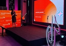 Știri de azi | Studiu – 51% dintre părinţii din România discută zilnic cu copiii lor despre utilizarea reţelelor de socializare, însă mulţi se simt nepregătiţi să îi sprijine în navigarea online. 77% dintre părinţi monitorizează activitatea online a copiilor - Știri de azi - Page 43 | 