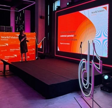 Știri de azi | Studiu – 51% dintre părinţii din România discută zilnic cu copiii lor despre utilizarea reţelelor de socializare, însă mulţi se simt nepregătiţi să îi sprijine în navigarea online. 77% dintre părinţi monitorizează activitatea online a copiilor - Știri de azi - Page 41 | 