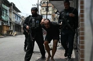 traficanti-riojpg - Știri de azi Știri de azi | Cel puţin 18 suspecţi şi mai mulţi poliţişti au murit în timpul unei operaţiuni antidrog la Rio de Janeiro, cea mai amplă din istoria statului. Aproape 2.500 de agenţi au fost mobilizaţi – VIDEO - Știri de azi |