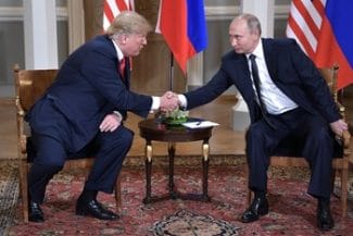 trump-putin-dau-mana-kremlinjpg - Știri de azi Știri de azi | UPDATE – Trump anunţă că se va întâlni cu Putin în Ungaria: „Cred că s-au înregistrat progrese importante în urma conversaţiei telefonice de astăzi” / Reacţia Kremlinului / Casa Albă: O întâlnire Putin-Zelenski este încă posibilă / Ce spune Zelenski - Știri de azi |