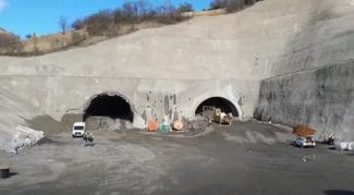 tuneljpg - Știri de azi Știri de azi | Directorul CNAIR: Au început operaţiunile de dinamitare necesare construirii tunelului Robeşti, de pe secţiunea 2 a Autostrăzii Sibiu- Piteşti / Tunelul va avea o lungime de aproape un kilometru – FOTO, VIDEO - Știri de azi |