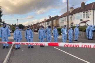 Știri de azi | Un mort şi doi răniţi în Regatul Unit, într-un atac cu cuţitul la Uxbridge, la vest de Londra. Un bărbat arestat, un afgan de 22 de ani, scrie presa, regularizat în 2022. Poliţia exclude un atac terorist - Știri de azi | 