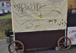 Știri de azi | Alba Iulia: Amenzi de 24.000 de lei date unui tânăr care a vandalizat mai multe obiecte de mobilier şi standuri de vânzare, pe care a scris cu markerul – FOTO, VIDEO - Știri de azi - Page 46 | 