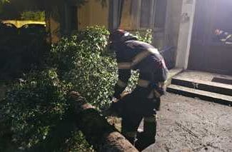 Știri de azi | Constanţa: Pompierii au intervenit în 24 de situaţii cauzate de ploile torenţiale şi vântul puternic / Au fost case, subsoluri, străzi inundate, dar şi bucăţi de tablă smulse de pe acoperişuri / Şase mesaje RO-Alert pentru localităţile vizate - Știri de azi | 