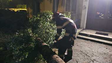 Știri de azi | Constanţa: Pompierii au intervenit în 24 de situaţii cauzate de ploile torenţiale şi vântul puternic / Au fost case, subsoluri, străzi inundate, dar şi bucăţi de tablă smulse de pe acoperişuri / Şase mesaje RO-Alert pentru localităţile vizate - Știri de azi | 