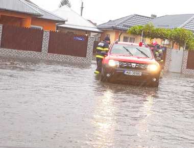 Știri de azi | Cod roşu de ploi în Giurgiu – Pompierii au intervenit pentru scoaterea apei din subsolul Teatrului ”Tudor Vianu”, al unui centru comercial şi din vestiarele unei baze sportive – FOTO - Știri de azi | 