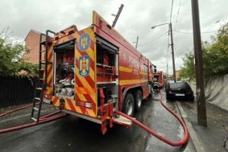 Știri de azi | UPDATE – Incendiu de proporţii în Capitală – Arde acoperişul mai multor locuinţe pe strada Mureşeni / Flacără deschisă şi fum dens / O persoană primeşte îngrijiri medicale - Știri de azi | 