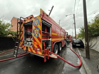 Știri de azi | UPDATE – Incendiu de proporţii în Capitală – Arde acoperişul mai multor locuinţe pe strada Mureşeni / Flacără deschisă şi fum dens / O persoană primeşte îngrijiri medicale - Știri de azi | 