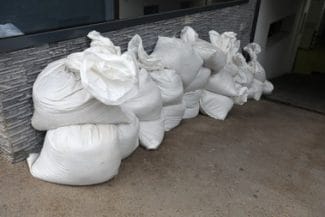 Știri de azi | Primăria Constanţa, după ce mai mulţi saci cu nisip puşi pe străzi împotriva inundaţiilor au fost furaţi: Nu sunt bunuri comune la cheremul cetăţenilor, ci mijloace de protecţie care se recuperează şi se refolosesc - Știri de azi | 