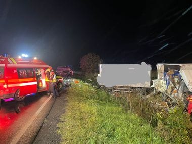 Știri de azi | Mureş – Accident rutier între o autobasculantă şi un autocamion de curierat care transporta colete. Şoferul autocamionului a decedat – FOTO - Știri de azi | 