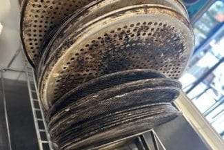 whatsapp-image-2025-10-10-at-14-52-01jpg - Știri de azi Știri de azi | ANPC a controlat în ultimele cinci zile peste 1.700 de operatori economici şi a dat amenzi de peste 6,2 milioane de lei / Printre nereguli: prezenţa insectelor în blocul alimentar, carne expirată, echipamente cu rugină şi resturi alimentare - Știri de azi |