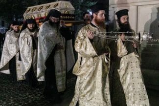 Știri de azi | Bilanţul pelerinajului religios de la Iaşi: 300.000 de participanţi la evenimentele din cele opt zile, iar timpul de aşteptare a ajuns şi la 15 ore. Racla cu moaştele Sfintei Parascheva a fost reintrodusă în Catedrală - Știri de azi | 