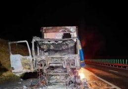 Știri de azi | Cluj: Un autotren a luat foc şi a ars în întregime, pe tronsonul Turda-Gilău al autostrăzii A3. Cauza incendiului a fost, cel mai probabil o defecţiune la instalaţia electrică – FOTO - Știri de azi - Page 44 | 