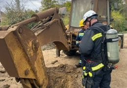Știri de azi | Conductă de gaze subterană, spartă în urma unor lucrări de canalizare, în Băile Olăneşti / Perimetru de siguranţă de 800 de metri / 35 de persoane au fost evacuate - Știri de azi - Page 37 | 