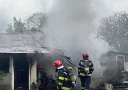 Știri de azi | O femeie de 70 de ani şi-a pierdut viaţa într-un incendiu produs în judeţul Dâmboviţa / Focul a pornit de la jar căzut din sobă / IGSU: Vorbeşte cu părinţii şi bunicii tăi! Explică-le cât de periculos este să doarmă cu focul aprins - Știri de azi - Page 55 | 