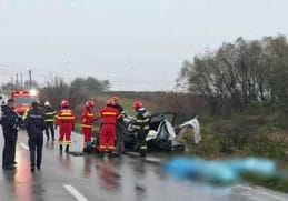 Știri de azi | UPDATE – Grav accident rutier pe DN 2, în judeţul Iaşi – Un camion s-a răsturnat peste o maşină / Două persoane au murit / Acidentul surprins în imagini – camionul a derapat, iar maşina nu a reuşit să oprească / Impactul, extrem de puternic – FOTO / VIDEO - Știri de azi - Page 47 | 