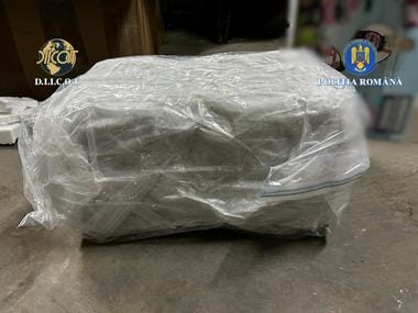 whatsapp-image-2025-10-28-at-17-51-19jpg - Știri de azi Știri de azi | O femeie şi un bărbat care ar fi introdus în ţară 14 kilograme de canabis, reţinuţi / Drogul era adus în ţară din Spania, printr-o firmă de curierat / Cei doi, prinşi în flagrant - Știri de azi |