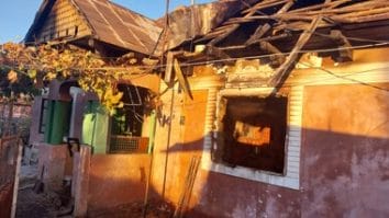 Știri de azi | Neamţ: O femeie a murit şi un bărbat a fost rănit, suferind arsuri pe mâini, torace şi în zona capului, în urma unui incendiu / Focul a fost provocat de jarul căzut din sobă – FOTO - Știri de azi | 