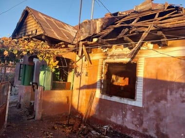 Știri de azi | Neamţ: O femeie a murit şi un bărbat a fost rănit, suferind arsuri pe mâini, torace şi în zona capului, în urma unui incendiu / Focul a fost provocat de jarul căzut din sobă – FOTO - Știri de azi | 
