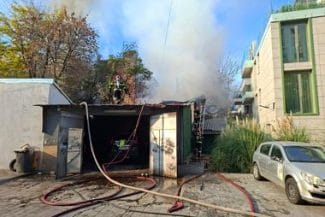 Știri de azi | Incendiu în Sectorul 2 din Capitală – Şase persoane au fost evacuate. Un bărbat cu arsuri în zona feţei primeşte îngrijiri – FOTO - Știri de azi | 