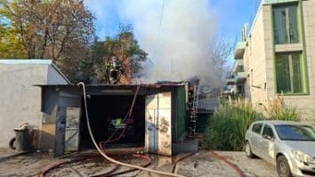 Știri de azi | Incendiu în Sectorul 2 din Capitală – Şase persoane au fost evacuate. Un bărbat cu arsuri în zona feţei primeşte îngrijiri – FOTO - Știri de azi | 