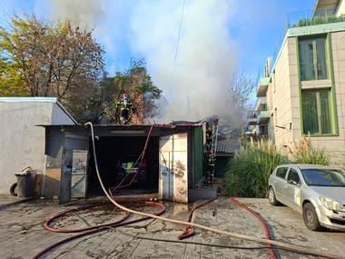 Știri de azi | Incendiu în Sectorul 2 din Capitală – Şase persoane au fost evacuate. Un bărbat cu arsuri în zona feţei primeşte îngrijiri – FOTO - Știri de azi | 