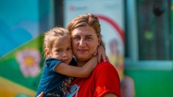 Știri de azi | Peste jumătate dintre părinţii plecaţi la muncă în străinătate ţară lipsesc o treime din copilăria fiilor şi fiicelor lor. Bărbaţii muncesc în construcţii şi agricultură, femeile, ca îngrijitoare şi menajere – Studiu Salvaţi Copiii - Știri de azi | 