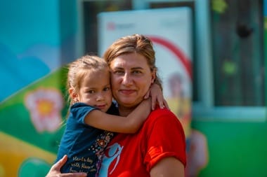 Știri de azi | Peste jumătate dintre părinţii plecaţi la muncă în străinătate ţară lipsesc o treime din copilăria fiilor şi fiicelor lor. Bărbaţii muncesc în construcţii şi agricultură, femeile, ca îngrijitoare şi menajere – Studiu Salvaţi Copiii - Știri de azi | 