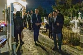 whatsapp-image-2025-10-30-at-19-48-35jpg - Știri de azi Știri de azi | Zeci de buzoieni au adus un ultim omagiu medicului Ştefania Szabo / Printre ei şi liderii PSD Buzău, partid din care doctoriţa făcea parte – FOTO - Știri de azi |