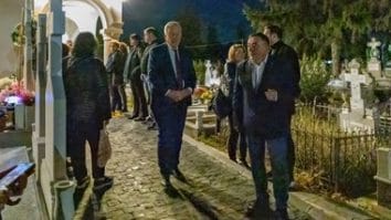 Știri de azi | Zeci de buzoieni au adus un ultim omagiu medicului Ştefania Szabo / Printre ei şi liderii PSD Buzău, partid din care doctoriţa făcea parte – FOTO - Știri de azi | 