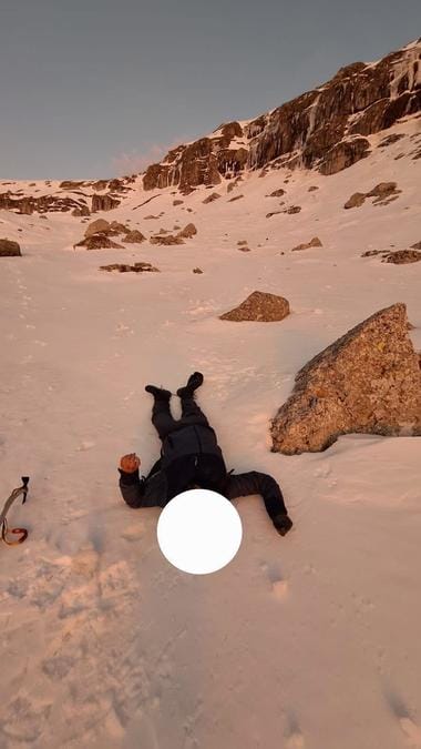 whatsapp-image-2025-10-30-at-20-14-08jpg - Știri de azi Știri de azi | Adolescent dispărut pe traseul montan către Vârful Omu / A căzut şi a suferit un trumatism al coloanei vertebrale, neputând să se mişte / El a fost găsit de meteorologul de serviciu de la staţia Meteo Omu / Acţiune de durată - Știri de azi |