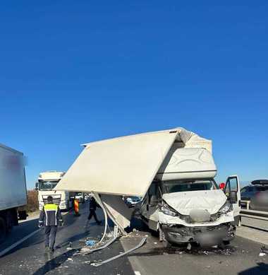 Știri de azi | Argeş: Două accidente s-au produs vineri dimineaţă pe autostrada A 1 – FOTO - Știri de azi | 