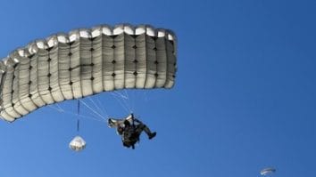 Știri de azi | Incident de paraşutare chiar în cadrul unui exerciţiu demonstrativ organizat cu ocazia împlinirii a 75 de ani de la înfiinţarea Batalionului 52 Operaţii Speciale „Băneasa-Otopeni” – FOTO - Știri de azi | 