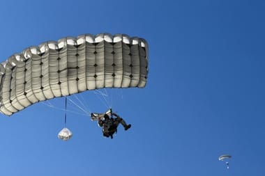 Știri de azi | Incident de paraşutare chiar în cadrul unui exerciţiu demonstrativ organizat cu ocazia împlinirii a 75 de ani de la înfiinţarea Batalionului 52 Operaţii Speciale „Băneasa-Otopeni” – FOTO - Știri de azi | 