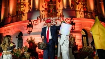 Știri de azi | Trump a organizat petrecerea de Halloween la Casa Albă cu supereroi şi sosii ale sale, în contextul închiderii administraţiei federale/ FOTO - Știri de azi | 