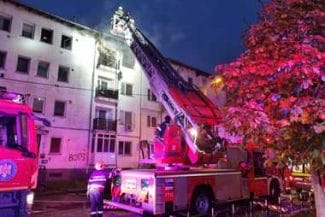 0d7ad077-a7ef-4925-b456-0eef2163a8a4jpg - Știri de azi Știri de azi | Dolj: Incendiu puternic într-un bloc din municipiul Craiova / Aproximativ 20 de locatari s-au evacuat singuri – FOTO / VIDEO - Știri de azi |