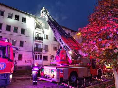 0d7ad077-a7ef-4925-b456-0eef2163a8a4jpg - Știri de azi Știri de azi | Dolj: Incendiu puternic într-un bloc din municipiul Craiova / Aproximativ 20 de locatari s-au evacuat singuri – FOTO / VIDEO - Știri de azi |