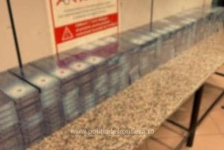 Știri de azi | Mii de pachete de ţigări de contrabandă, găsite în bagajele de cală ale doi cetăţeni români, pe Aeroportul Otopeni - Știri de azi | 