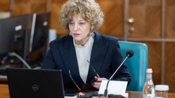 Știri de azi | Oana Gheorghiu despre pensiile magistraţilor: Au fost într-un Caritas care nu poate dura la nesfârşit. Orice privilegiu are cineva înseamnă în partea cealaltă o gaură. Să se gândească ce gaură ar fi pentru ei acceptabilă ca să continue să ia aceşti bani - Știri de azi | 