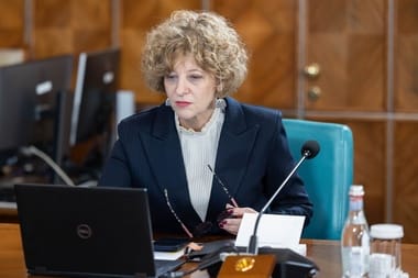 Știri de azi | Oana Gheorghiu despre pensiile magistraţilor: Au fost într-un Caritas care nu poate dura la nesfârşit. Orice privilegiu are cineva înseamnă în partea cealaltă o gaură. Să se gândească ce gaură ar fi pentru ei acceptabilă ca să continue să ia aceşti bani - Știri de azi | 