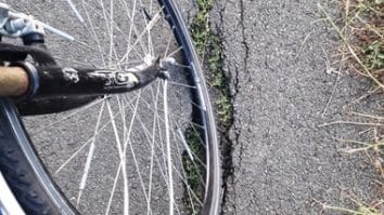 Știri de azi | Accident între un autoturism şi o bicicletă, în municipiul Turda. Şoferiţa a fost amendată pentru că intrat pe pista de biciclete, iar biciclistul, pentru era băut - Știri de azi | 