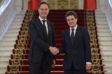 Știri de azi | Secretarul General al NATO, Mark Rutte, în România. Este prima sa vizită în ţara noastră / Întâlniri cu preşedintele Nicuşor Dan, cu premierul Ilie Bolojan, cu preşedinţii Parlamentului şi participarea la NATO-Industry Forum 2025, pe agendă – FOTO / VIDEO - Știri de azi | 