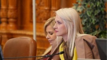 Știri de azi | Alina Gorghiu, după ce o femeie a fost ucisă de fostul partener cu 15 lovituri de cuţit, în timp ce îşi ţinea în braţe copilul de 2 ani: Femei românce, cereţi monitorizarea electronică! Brăţara este singura măsură care îl ţine pe agresor la distanţă - Știri de azi | 