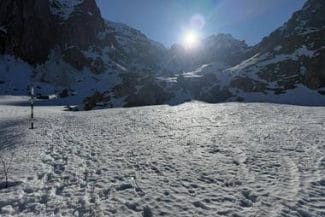 Știri de azi | Intervenţie a salvamontiştilor pentru a recupera doi turişti blocaţi în Masivul Bucegi, fără echipament adecvat / O patrulă le ceruse să nu înainteze - Știri de azi | 