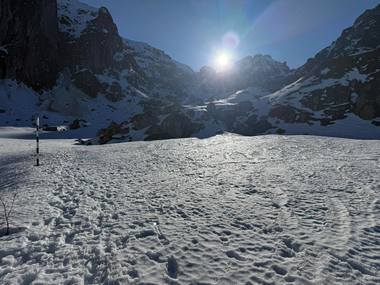 Știri de azi | Intervenţie a salvamontiştilor pentru a recupera doi turişti blocaţi în Masivul Bucegi, fără echipament adecvat / O patrulă le ceruse să nu înainteze - Știri de azi | 