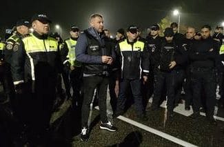 Știri de azi | Razie de amploare în localităţile Bălteni şi Dragodana, la persoane suspectate de comerţ ilegal de deşeuri şi de incendierea ilegală a deşeurilor / Sute de poliţişti, jandarmi şi comisari de mediu / Sunt folosite inclusiv drone – FOTO - Știri de azi | 