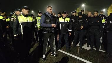 Știri de azi | Razie de amploare în localităţile Bălteni şi Dragodana, la persoane suspectate de comerţ ilegal de deşeuri şi de incendierea ilegală a deşeurilor / Sute de poliţişti, jandarmi şi comisari de mediu / Sunt folosite inclusiv drone – FOTO - Știri de azi | 