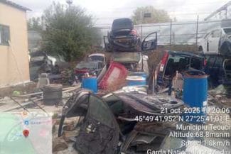 Știri de azi | Galaţi: Firmă care făcea dezmembrări auto fără autorizaţii, amendată de Garda de Mediu / Peste 60 de maşini scoase din uz şi deşeuri periculoase, găsite la faţa locului - Știri de azi | 