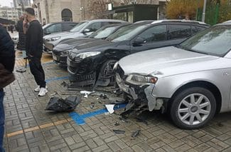 Știri de azi | O şoferiţă a intrat cu maşina în parcarea teatrului din Piteşti, lovind trei maşini şi oprindu-se în clădirea teatrului. În urma evenimentului nu sunt victime - Știri de azi | 